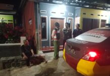 Sampaikan Himbauan Kamtibmas, Bhabinkamtibmas Polsek Ciawigebang Sambang Warga Desa Muncangela Saat Patroli KRYD Malam Hari
