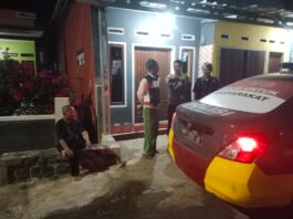 Sampaikan Himbauan Kamtibmas, Bhabinkamtibmas Polsek Ciawigebang Sambang Warga Muncangela Saat Patroli KRYD Malam Hari