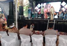 Bhabinkamtibmas Polsek Ciawigebang Jaga Keamanan Acara Hiburan Organ Dangdut di Desa Pamulihan