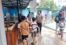 Bhabinkamtibmas Polsek Ciawigebang Sambangi Dino Waterpark dalam Patroli KRYD Siang Hari