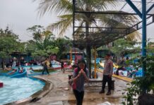 Patroli KRYD Siang Hari di Dino Waterpark, Bhabinkamtibmas Polsek Ciawigebang Sampaikan Himbauan Kamtibmas kepada Pengunjung
