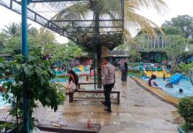 Bhabinkamtibmas Polsek Ciawigebang Patroli KRYD Siang Hari di Dino Waterpark, Sampaikan Himbauan Kamtibmas