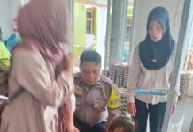 Bhabinkamtibmas Monitoring Kegiatan Posyandu di Balai Desa Kapandayan