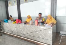Dukung Program Kesehatan Masyarakat, Bhabinkamtibmas Hadiri Posyandu di Balai Desa Kapandayan