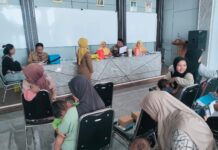 Sinergi Polri dan Tenaga Kesehatan, Bhabinkamtibmas Monitoring Posyandu di Balai Desa Kapandayan