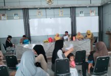 Sinergi Polri dan Tenaga Kesehatan, Bhabinkamtibmas Monitoring Posyandu di Balai Desa Kapandayan