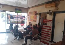 Anggota Polsek Cidahu Gelar Nobar Piala Dunia 2026 Bersama Warga