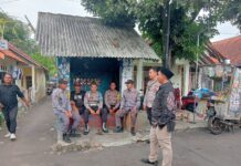 Patroli KRYD Siang Hari, Personel Polsek Ciawigebang Sambangi Linmas yang Bertugas Amankan Hajatan Warga di Geresik