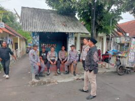 Patroli KRYD Siang Hari, Personel Polsek Ciawigebang Sambangi Linmas yang Bertugas Amankan Hajatan Warga di Geresik