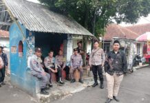 Personel Polsek Ciawigebang Sambangi Linmas yang Bertugas Amankan Hajatan Warga di Geresik Saat Patroli KRYD Siang Hari