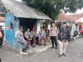 Personel Polsek Ciawigebang Sambangi Linmas yang Bertugas Amankan Hajatan Warga di Geresik Saat Patroli KRYD Siang Hari