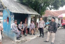 Jaga Kondusivitas Wilayah, Personel Polsek Ciawigebang Monitoring Pengamanan Hajatan Warga oleh Linmas di Geresik Saat Patroli KRYD Siang Hari