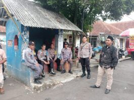 Jaga Kondusivitas Wilayah, Personel Polsek Ciawigebang Monitoring Pengamanan Hajatan Warga oleh Linmas di Geresik Saat Patroli KRYD Siang Hari