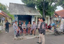 Cipta Kondisi Kamtibmas, Personel Polsek Ciawigebang Laksanakan Patroli Siang Hari dan Sambang Linmas yang Bertugas Amankan Hajatan Warga di Desa Geresik