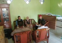 Sambang Kamtibmas, PS. Panit 1 Binmas Polsek Ciawigebang Tingkatkan Koordinasi dengan Pemdes Karamatmulya