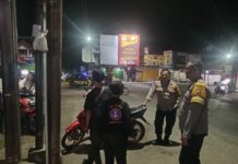 Patroli Malam Jelang Tahun Baru Islam 1448 H, Bhabinkamtibmas Polsek Ciawigebang Sambangi Pasar Desa Ciputat Antisipasi Gangguan Kamtibmas