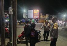Jelang Tahun Baru Islam 1448 H, Bhabinkamtibmas Polsek Ciawigebang Intensifkan Patroli Malam di Pasar Desa Ciputat