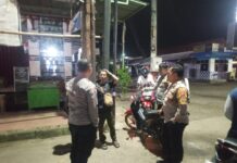 Antisipasi Gangguan Kamtibmas Jelang Tahun Baru Islam 1448 H, Bhabinkamtibmas Polsek Ciawigebang Sambangi Pasar Desa Ciputat Saat Patroli KRYD Malam Hari
