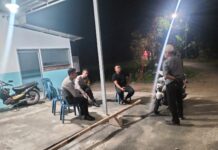 Patroli Malam Jelang Tahun Baru Islam 1448 H, Bhabinkamtibmas Polsek Ciawigebang Sampaikan Imbauan Kamtibmas di Desa Cihaur
