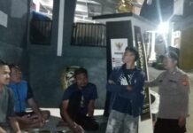 PERSONIL POLSEK SUBANG SAMBANGI WARGA SAAT PATROLI MALAM, CEGAH GANGGUAN KAMTIBMAS DI WILAYAH SUBANG DAN CILEBAK.