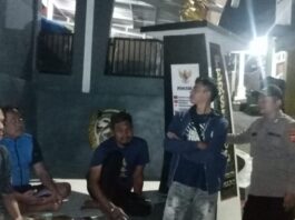 PERSONIL POLSEK SUBANG SAMBANGI WARGA SAAT PATROLI MALAM, CEGAH GANGGUAN KAMTIBMAS DI WILAYAH SUBANG DAN CILEBAK.