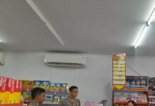 Patroli KRYD Malam Hari, Bhabinkamtibmas Polsek Luragung Sampaikan Himbauan kepada Tukang Parkir Minimarket