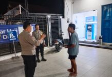 Patroli KRYD Malam Hari, Bhabinkamtibmas Polsek Ciawigebang Berikan Imbauan Kamtibmas kepada Nasabah Bank bjb Ciawigebang