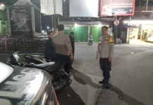Bhabinkamtibmas Polsek Ciawigebang Berikan Imbauan Kamtibmas kepada Pengemudi Ojek Terminal Ciawigebang Saat Patroli KRYD Malam Hari