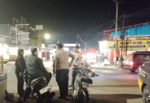 Patroli KRYD Malam Hari Bhabinkamtibmas Polsek Ciawigebang Sambangi Pangkalan Ojek Terminal Ciawigebang, Sampaikan Imbauan Kamtibmas kepada Pengemudi