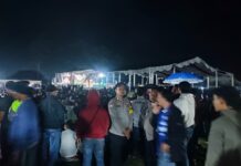 Anggota Polsek Ciawigebang Laksanakan PAM Wayang Golek dalam Rangka HUT Desa Susukan ke-340