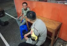 Bhabinkamtibmas Desa Sidaraja Sambangi Warga Binaan Pada Malam Hari di Pertokoan Graha Mutiara, Sampaikan Imbauan Kamtibmas