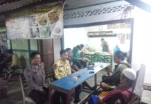 JALIN SILATURAHMI, ANGGOTA POLSEK SUBANG SAMBANGI WARGA SAAT PATROLI.