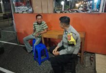 Jaga Kondusivitas Wilayah, Bhabinkamtibmas Desa Sidaraja Gelar Sambang Pada Malam Hari kepada Warga Binaan di Pertokoan Graha Mutiara