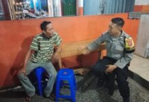Melalui Sambang Kamtibmas Pada Malam Hari, Bhabinkamtibmas Desa Sidaraja Ajak Warga Binaan di Pertokoan Graha Mutiara Tingkatkan Kewaspadaan
