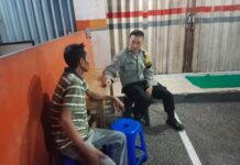 Ciptakan Lingkungan Aman, Bhabinkamtibmas Desa Sidaraja Sambangi Warga Binaan Pada Malam Hari di Pertokoan Graha Mutiara