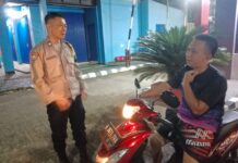 Bhabinkamtibmas Desa Sidaraja Sambangi Warga Perum Graha Mutiara, Sampaikan Imbauan Kamtibmas pada Malam Hari