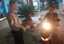Bhabinkamtibmas Desa Sidaraja Sambangi Warga Perum Graha Mutiara pada Malam Hari, Sampaikan Imbauan Kamtibmas
