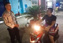 Patroli Sambang pada Malam Hari, Bhabinkamtibmas Desa Sidaraja Ajak Warga Perum Graha Mutiara Jaga Keamanan Lingkungan