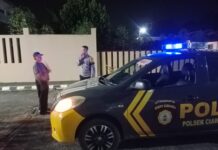 Patroli KRYD Malam Hari, Bhabinkamtibmas Desa Sidaraja Sambangi Penjaga Malam Perum Graha Mutiara dan Sampaikan Imbauan Kamtibmas