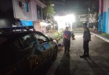 Patroli KRYD Malam Hari, Bhabinkamtibmas Desa Sidaraja Sambangi Penjaga Malam Perum Graha Mutiara