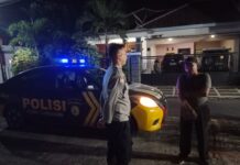 Jaga Kondusivitas Wilayah, Bhabinkamtibmas Desa Sidaraja Sampaikan Imbauan Kamtibmas kepada Penjaga Malam Perum Graha Mutiara saat Patroli KRYD Malam Hari
