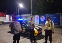 Patroli KRYD Malam Hari, Bhabinkamtibmas Polsek Ciawigebang Sambangi Satpam Gudang Wings dan Sampaikan Himbauan Kamtibmas