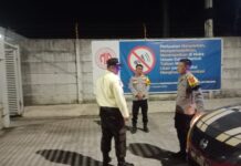 Patroli KRYD Malam Hari, Bhabinkamtibmas Polsek Ciawigebang Sambangi Satpam Gudang Wings
