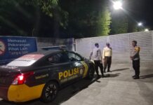 Jaga Kondusivitas Wilayah, Bhabinkamtibmas Polsek Ciawigebang Berikan Himbauan Kamtibmas kepada Satpam Gudang Wings saatPatroli KRYD Malam Hari