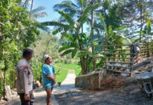 Bhabinkamtibmas Desa Binaan Monitoring Pembangunan Jalan Lingkungan, Wujudkan Kedekatan dengan Warga