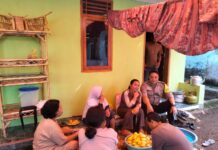 Bhabinkamtibmas Desa Kapandayan Sambangi Ibu-Ibu Warga Binaan, Ajak Jaga Kamtibmas Jelang Hari Bhayangkara ke-80