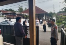 Patroli KRYD Siang Hari, Bhabinkamtibmas Polsek Ciawigebang Ajak Warga Desa Kadurama Jaga Kamtibmas Jelang Hari Bhayangkara ke-80