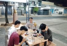 Patroli KRYD Malam Hari Jelang Hari Bhayangkara ke-80, Bhabinkamtibmas Polsek Ciawigebang Sambangi Warga di Kafe Perum Graha Mutiara