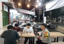 Jelang Hari Bhayangkara ke-80, Bhabinkamtibmas Polsek Ciawigebang Intensifkan Patroli KRYD Malam Hari Sambangi Warga di Kafe Perum Graha Mutiara
