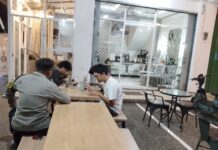 Sambangi Warga di Kafe Perum Graha Mutiara, Bhabinkamtibmas Polsek Ciawigebang Ajak Jaga Keamanan Lingkungan Jelang Hari Bhayangkara ke-80 Saat Patroli KRYD Malam Hari